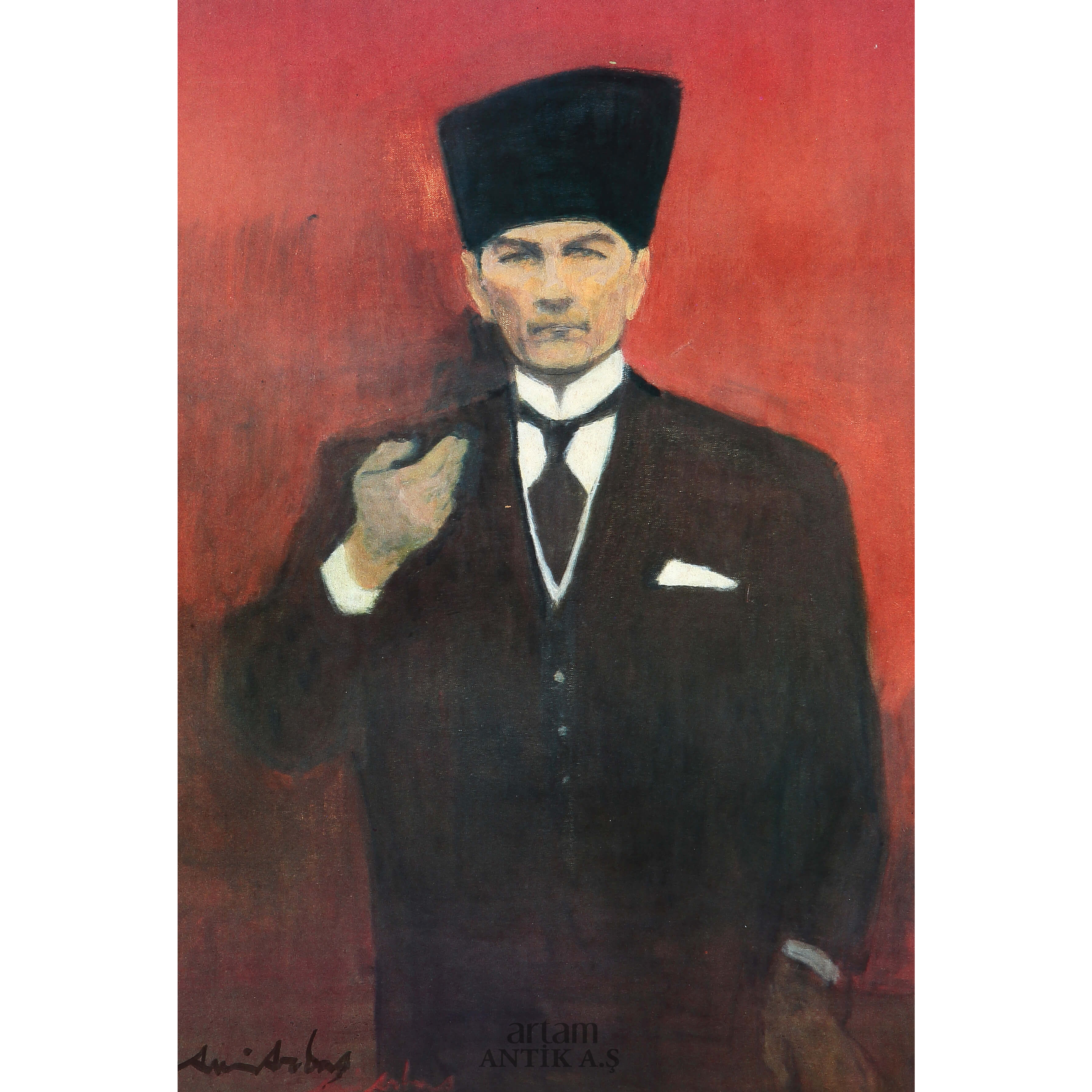Kırmızı fon önünde siyah takım elbiseli ve kalpaklı Atatürk portresi.